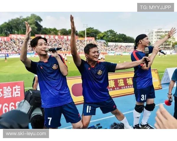 足坛巨星同志精神风采与绿茵场传奇故事的深度剖析