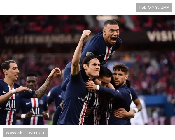 足球四大球星同框合影 展现巅峰对决时刻的辉煌与荣耀